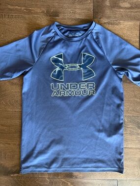 YLG Under Armour Short-Sleeve Performance -Loose fit